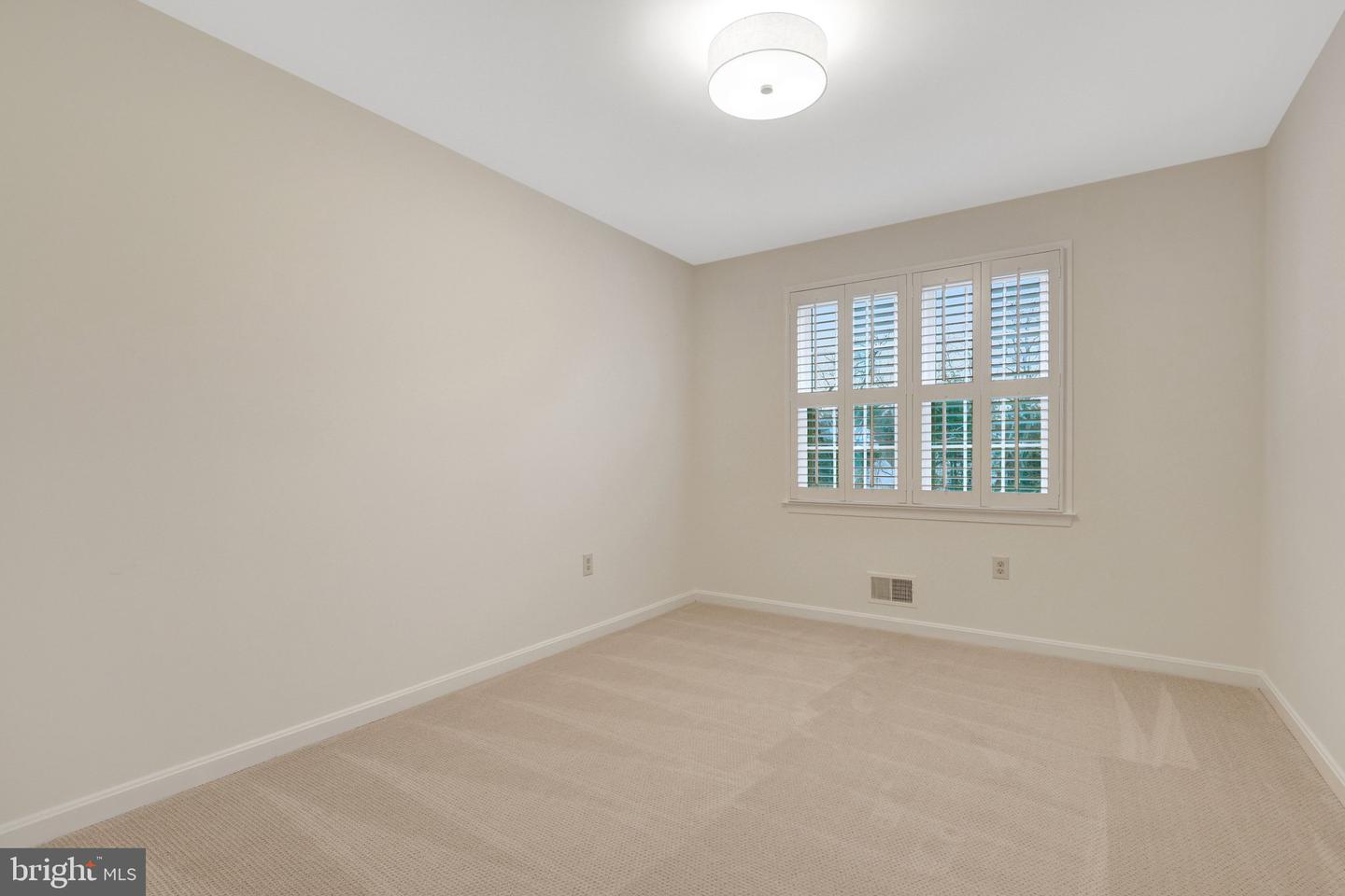 933 HOLLY CREEK DR, GREAT FALLS, Virginia 22066, 5 Bedrooms Bedrooms, ,3 BathroomsBathrooms,Residential,For sale,933 HOLLY CREEK DR,VAFX2245606 MLS # VAFX2245606