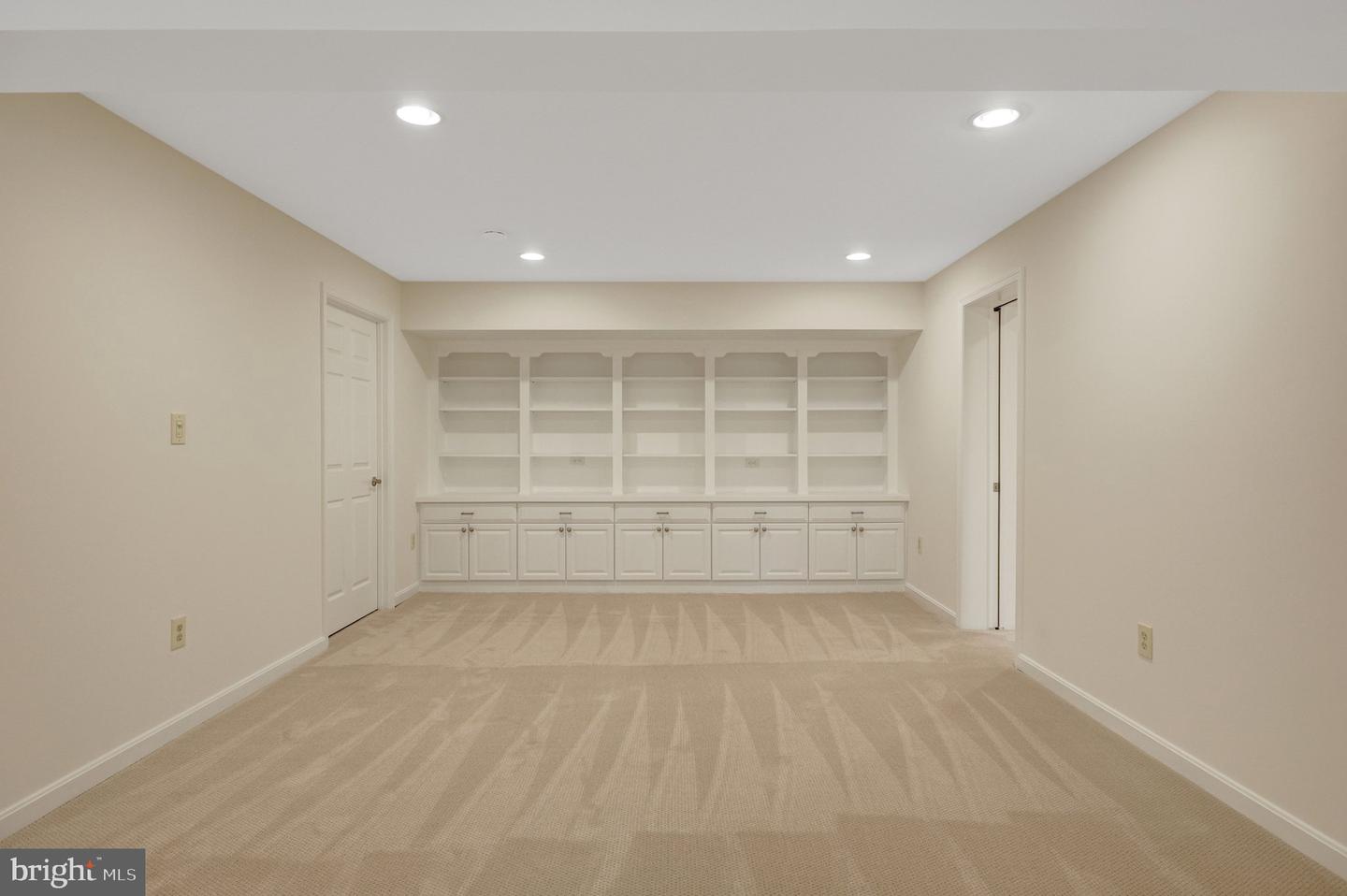 933 HOLLY CREEK DR, GREAT FALLS, Virginia 22066, 5 Bedrooms Bedrooms, ,3 BathroomsBathrooms,Residential,For sale,933 HOLLY CREEK DR,VAFX2245606 MLS # VAFX2245606