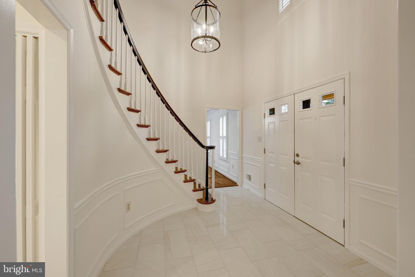 933 HOLLY CREEK DR, GREAT FALLS, Virginia 22066, 5 Bedrooms Bedrooms, ,3 BathroomsBathrooms,Residential,For sale,933 HOLLY CREEK DR,VAFX2245606 MLS # VAFX2245606