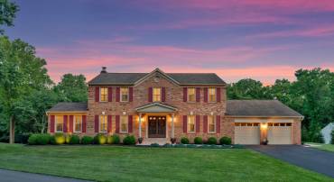 933 HOLLY CREEK DR, GREAT FALLS, Virginia 22066, 5 Bedrooms Bedrooms, ,3 BathroomsBathrooms,Residential,For sale,933 HOLLY CREEK DR,VAFX2245606 MLS # VAFX2245606