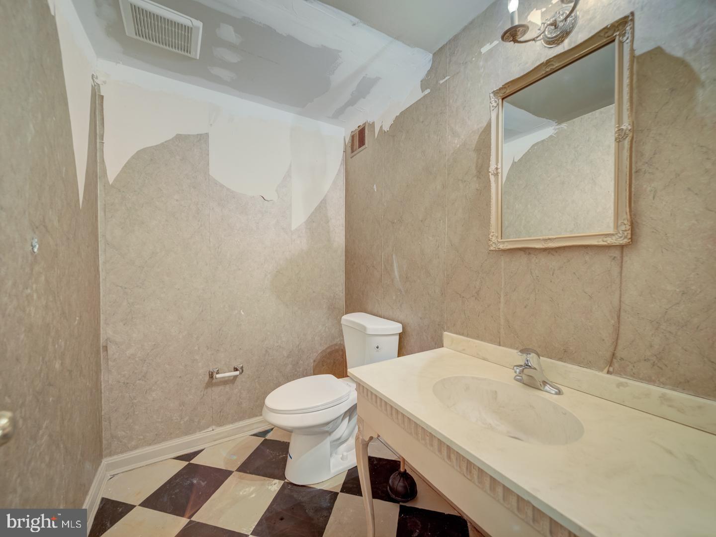 6607 MIDHILL PL, FALLS CHURCH, Virginia 22043, 3 Bedrooms Bedrooms, ,2 BathroomsBathrooms,Residential,For sale,6607 MIDHILL PL,VAFX2261888 MLS # VAFX2261888