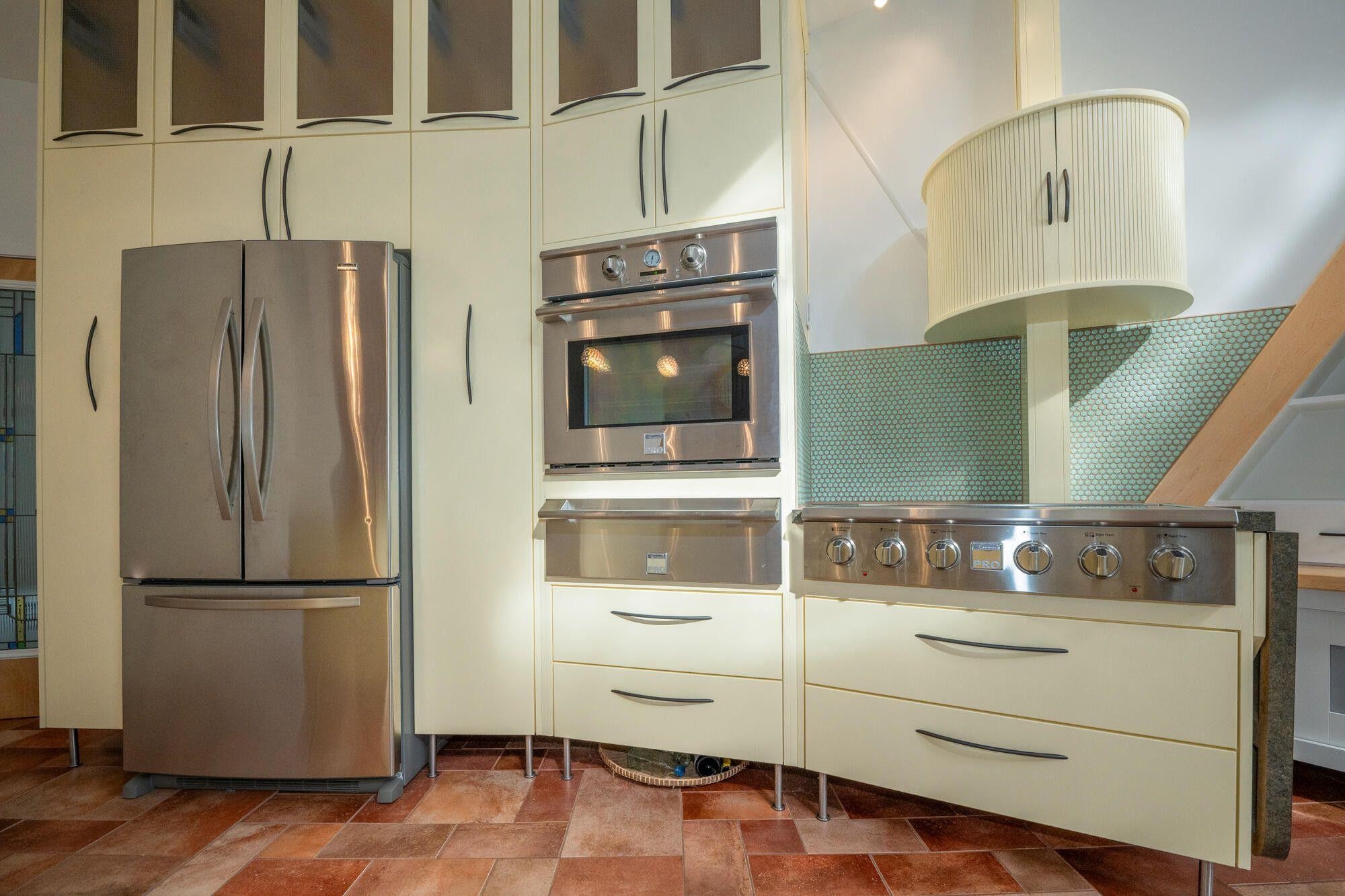 Oven and warming drawer in the center.