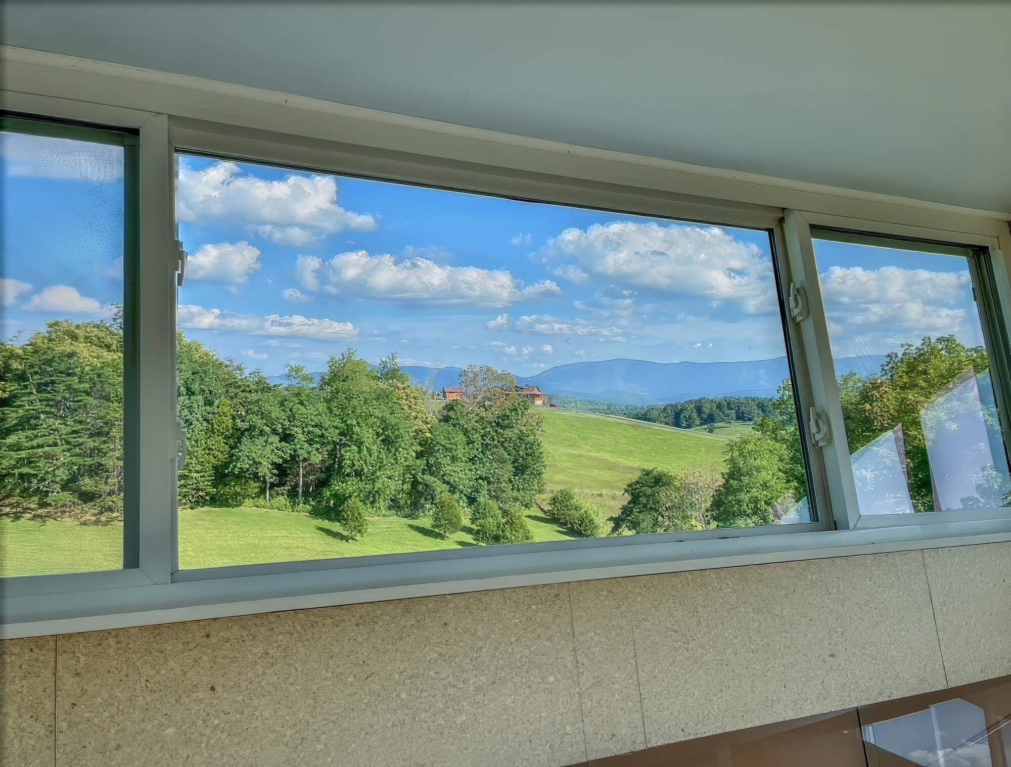 Cupola, 4th level, expansive mountain views.