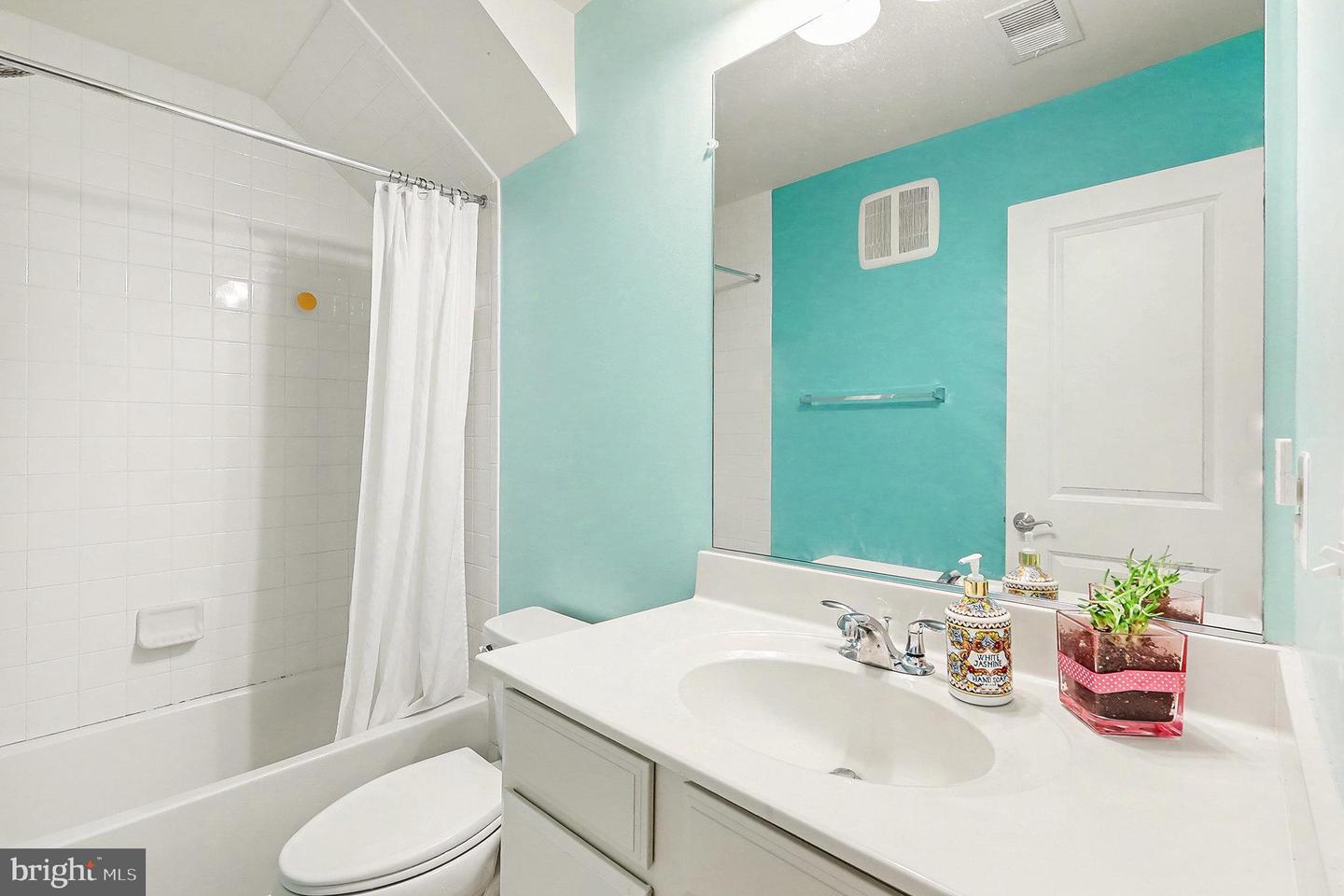 13933 HOLLOW WIND WAY #101, WOODBRIDGE, Virginia 22191, 3 Bedrooms Bedrooms, 6 Rooms Rooms,2 BathroomsBathrooms,Residential,For sale,13933 HOLLOW WIND WAY #101,VAPW2109458 MLS # VAPW2109458