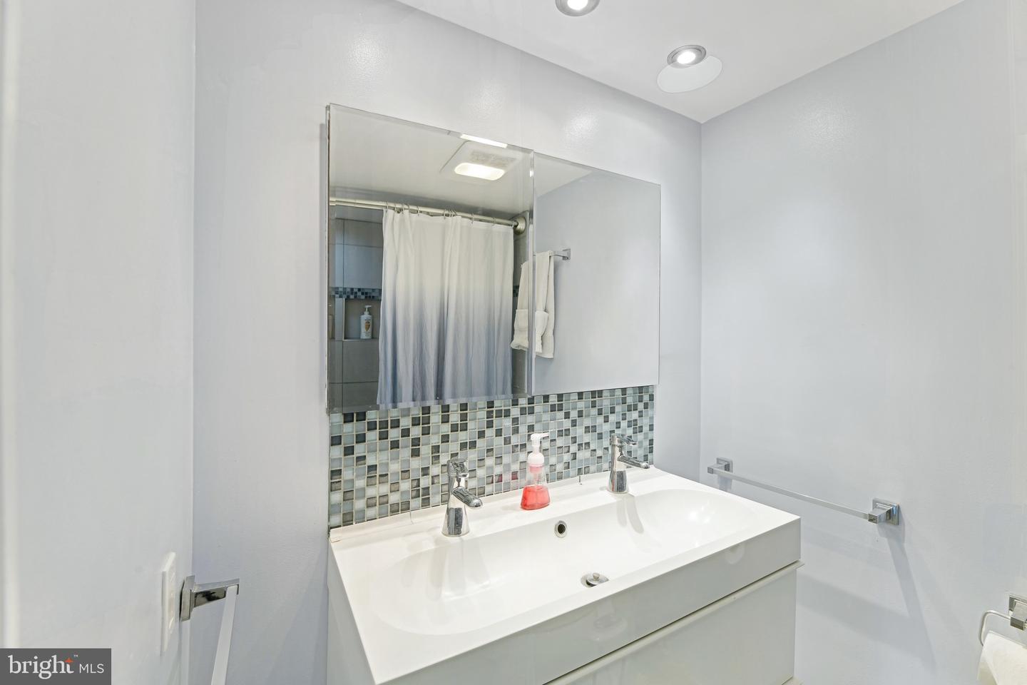 8380 GREENSBORO DR #322, MCLEAN, Virginia 22102, 2 Bedrooms Bedrooms, ,2 BathroomsBathrooms,Residential,For sale,8380 GREENSBORO DR #322,VAFX2283694 MLS # VAFX2283694 8380 GREENSBORO DR #322, MCLEAN, Virginia 22102, 2 Bedrooms Bedrooms, ,2 BathroomsBathrooms,Residential,For sale,8380 GREENSBORO DR #322,VAFX2283694 MLS # VAFX2283694