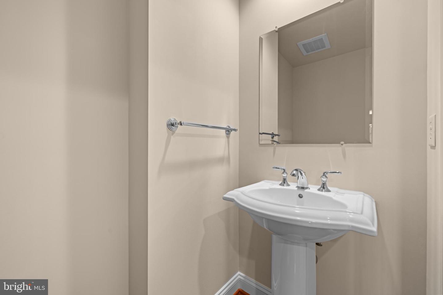 3625 10TH ST N #301, ARLINGTON, Virginia 22201, 2 Bedrooms Bedrooms, 8 Rooms Rooms,2 BathroomsBathrooms,Residential,For sale,3625 10TH ST N #301,VAAR2067224 MLS # VAAR2067224