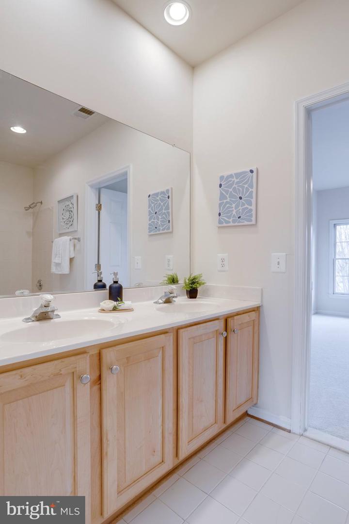 10214 GLEN CHASE CT, FAIRFAX, Virginia 22032, 5 Bedrooms Bedrooms, ,4 BathroomsBathrooms,Residential,For sale,10214 GLEN CHASE CT,VAFX2283978 MLS # VAFX2283978