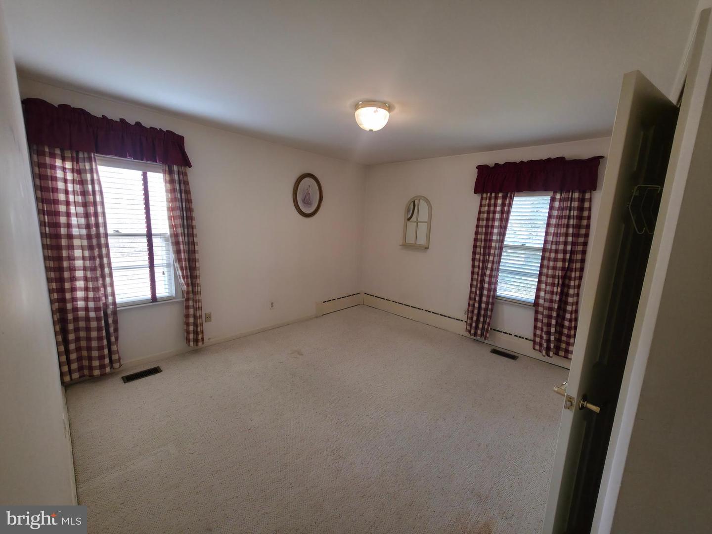 2627 FIVE OAKS RD, VIENNA, Virginia 22181, 3 Bedrooms Bedrooms, ,3 BathroomsBathrooms,Residential,For sale,2627 FIVE OAKS RD,VAFX2284042 MLS # VAFX2284042