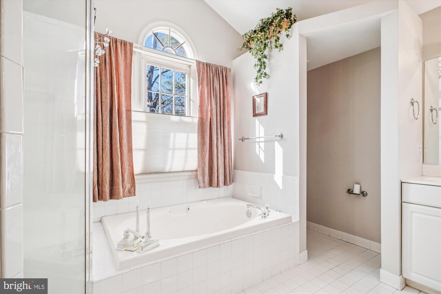 2627 FIVE OAKS RD, VIENNA, Virginia 22181, 3 Bedrooms Bedrooms, ,3 BathroomsBathrooms,Residential,For sale,2627 FIVE OAKS RD,VAFX2284042 MLS # VAFX2284042