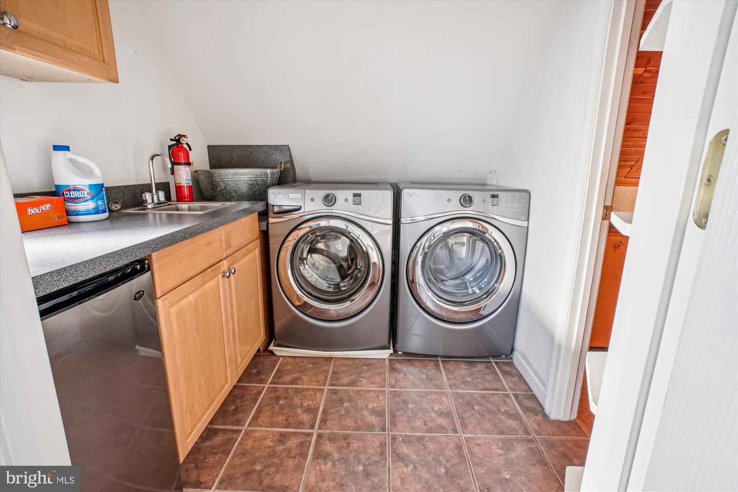 2627 FIVE OAKS RD, VIENNA, Virginia 22181, 3 Bedrooms Bedrooms, ,3 BathroomsBathrooms,Residential,For sale,2627 FIVE OAKS RD,VAFX2284042 MLS # VAFX2284042