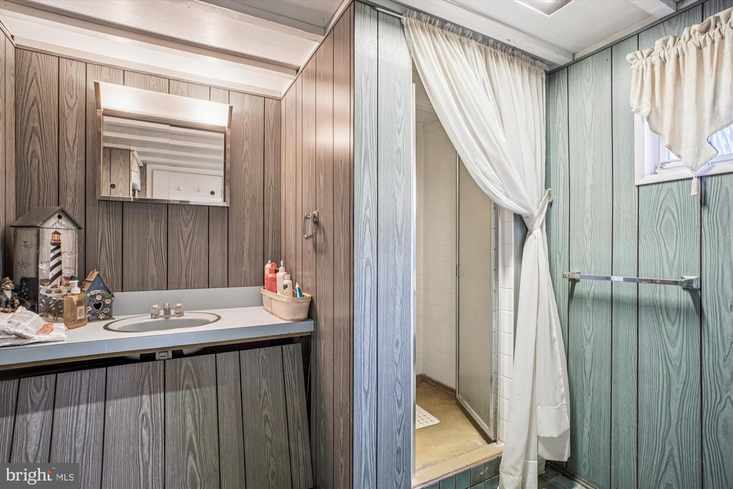 2627 FIVE OAKS RD, VIENNA, Virginia 22181, 3 Bedrooms Bedrooms, ,3 BathroomsBathrooms,Residential,For sale,2627 FIVE OAKS RD,VAFX2284042 MLS # VAFX2284042