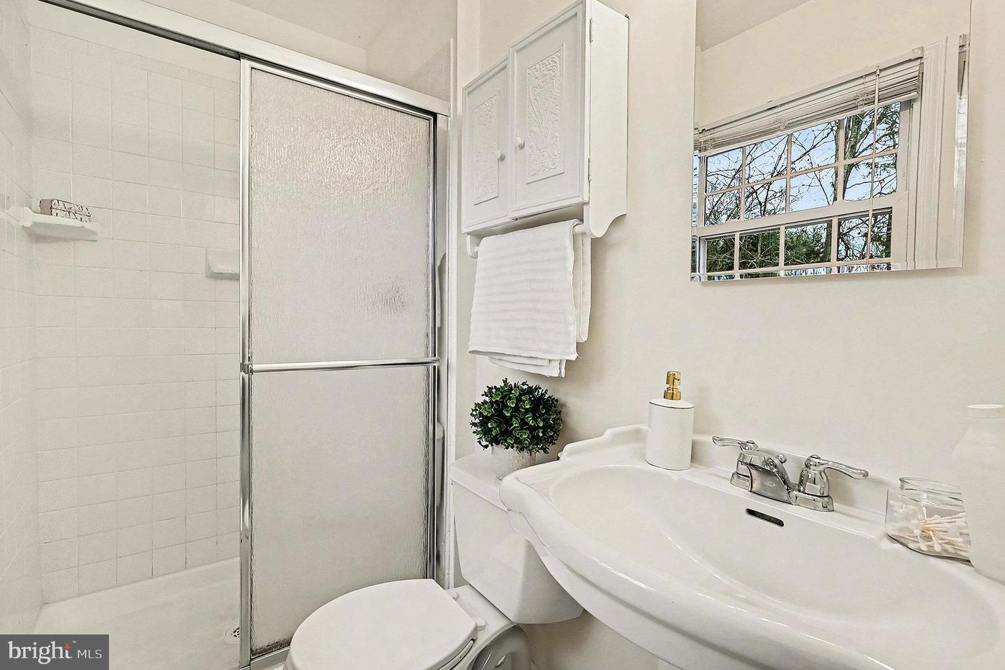 3400 AUSTIN CT, ALEXANDRIA, Virginia 22310, 4 Bedrooms Bedrooms, ,3 BathroomsBathrooms,Residential,For sale,3400 AUSTIN CT,VAFX2284160 MLS # VAFX2284160