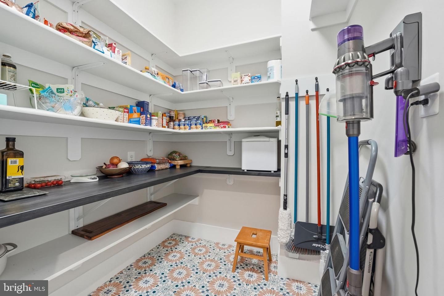 311 ALBRECHT CIR SW, VIENNA, Virginia 22180, 6 Bedrooms Bedrooms, ,5 BathroomsBathrooms,Residential,For sale,311 ALBRECHT CIR SW,VAFX2284252 MLS # VAFX2284252