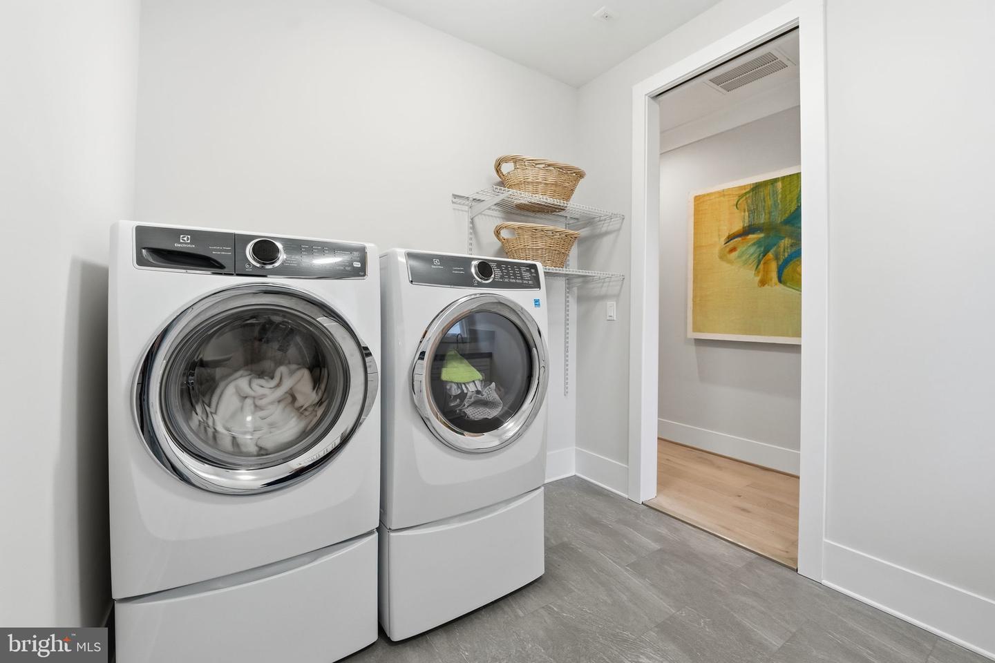 311 ALBRECHT CIR SW, VIENNA, Virginia 22180, 6 Bedrooms Bedrooms, ,5 BathroomsBathrooms,Residential,For sale,311 ALBRECHT CIR SW,VAFX2284252 MLS # VAFX2284252