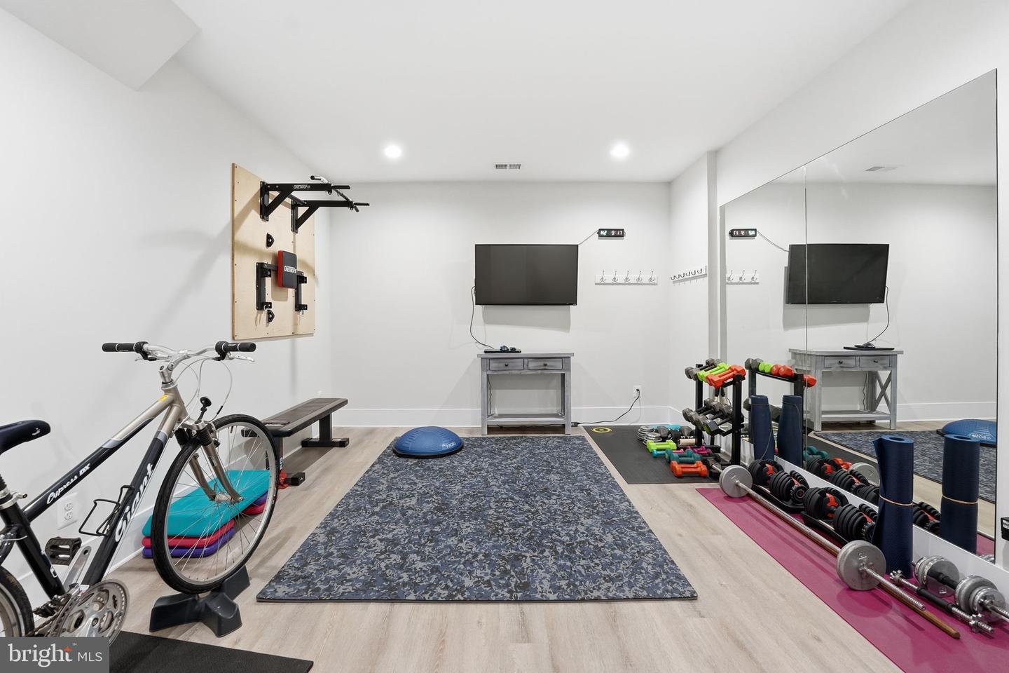 311 ALBRECHT CIR SW, VIENNA, Virginia 22180, 6 Bedrooms Bedrooms, ,5 BathroomsBathrooms,Residential,For sale,311 ALBRECHT CIR SW,VAFX2284252 MLS # VAFX2284252