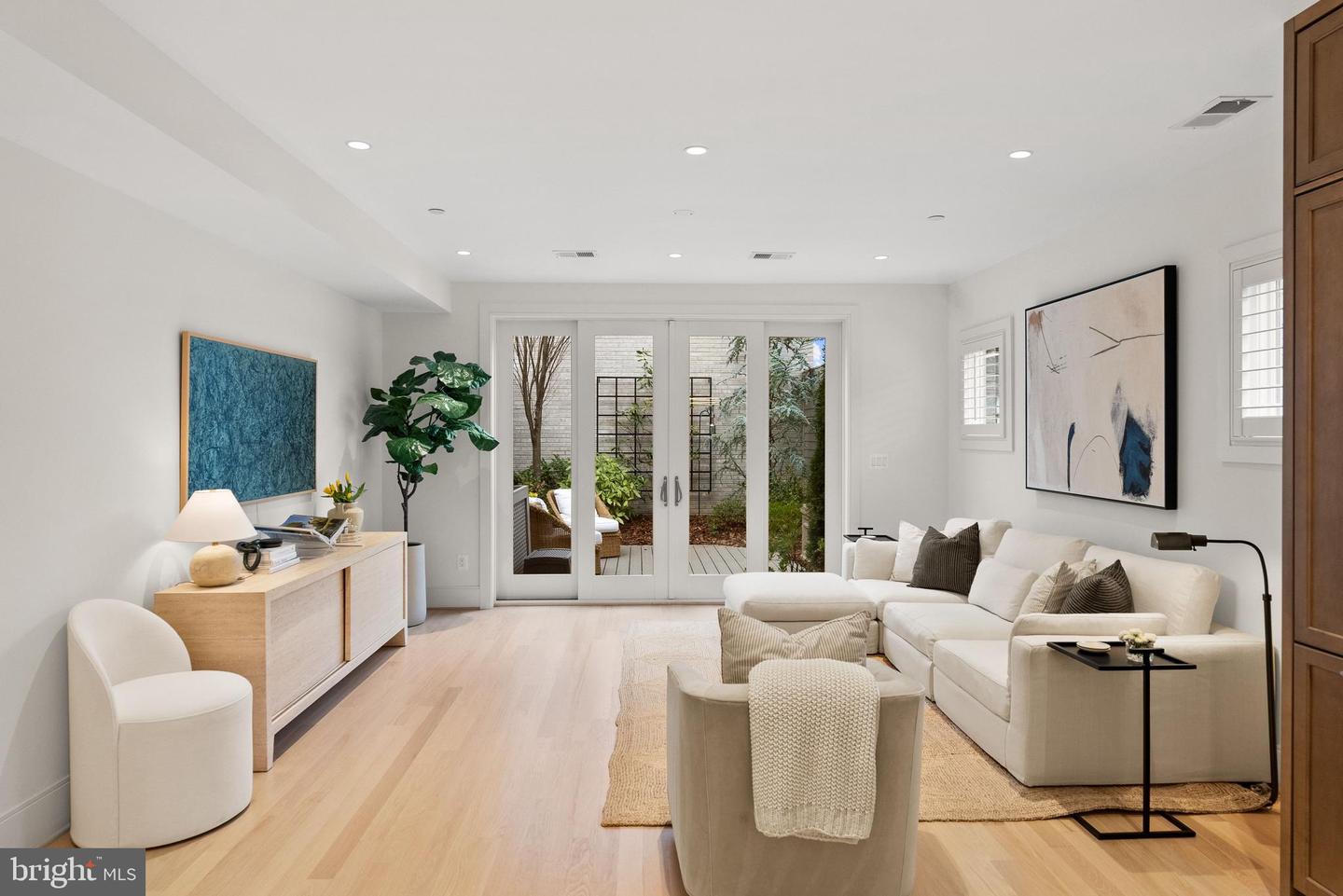 32 KINGS CT SE, WASHINGTON, District Of Columbia 20003, 3 Bedrooms Bedrooms, ,2 BathroomsBathrooms,Residential,For sale,32 KINGS CT SE,DCDC2239932 MLS # DCDC2239932