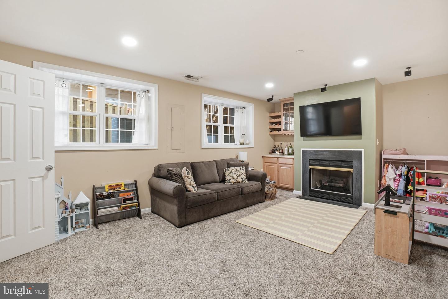 436 CLAYTON LN, ALEXANDRIA, Virginia 22304, 2 Bedrooms Bedrooms, ,2 BathroomsBathrooms,Residential,For sale,436 CLAYTON LN,VAAX2052904 MLS # VAAX2052904