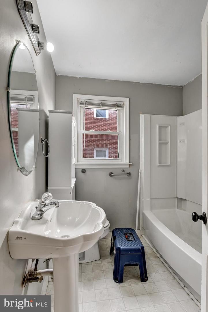 517 W KING ST, STRASBURG, Virginia 22657, 3 Bedrooms Bedrooms, ,2 BathroomsBathrooms,Residential,For sale,517 W KING ST,VASH2013284 MLS # VASH2013284