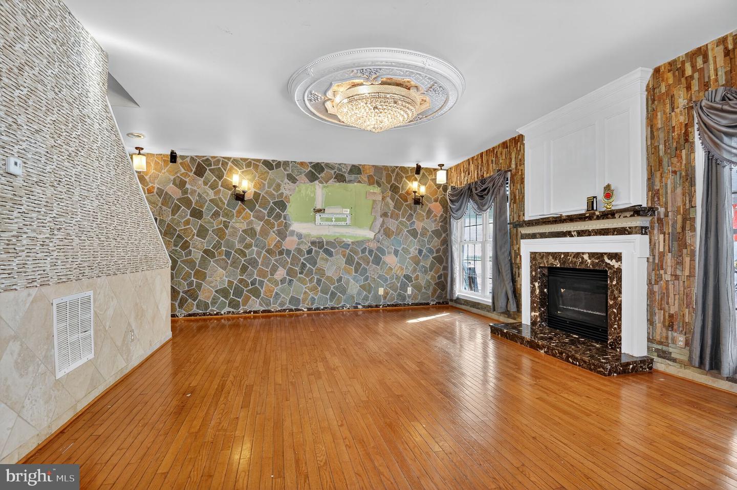 8099 PAPER BIRCH DR, LORTON, Virginia 22079, 5 Bedrooms Bedrooms, ,4 BathroomsBathrooms,Residential,For sale,8099 PAPER BIRCH DR,VAFX2284728 MLS # VAFX2284728