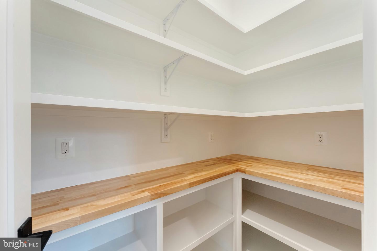 907 N HIGHLAND ST, ARLINGTON, Virginia 22201, 7 Bedrooms Bedrooms, ,6 BathroomsBathrooms,Residential,For sale,907 N HIGHLAND ST,VAAR2059272 MLS # VAAR2059272