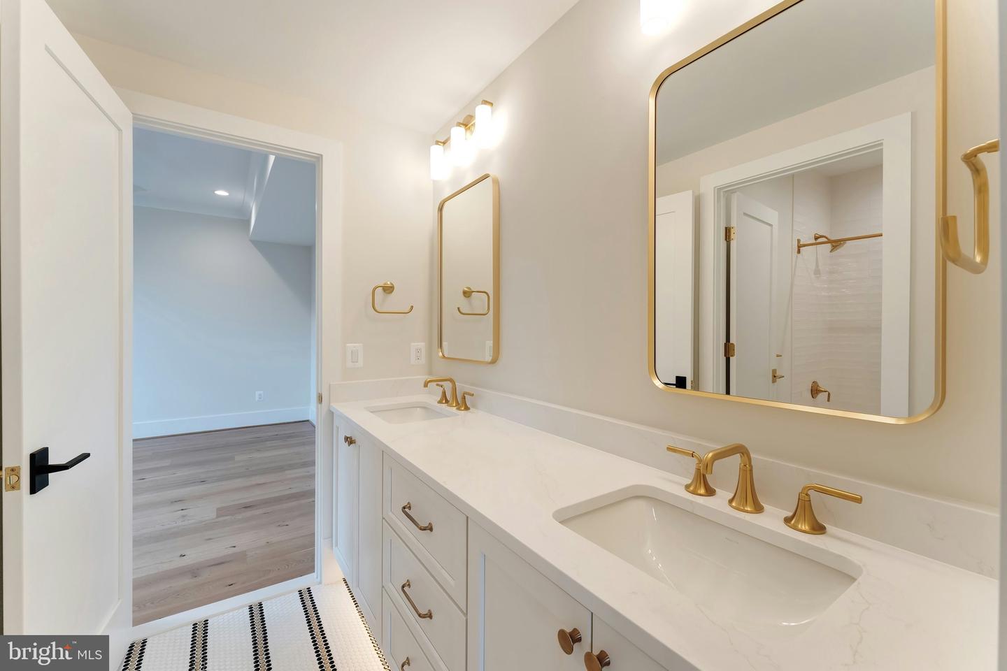 907 N HIGHLAND ST, ARLINGTON, Virginia 22201, 7 Bedrooms Bedrooms, ,6 BathroomsBathrooms,Residential,For sale,907 N HIGHLAND ST,VAAR2059272 MLS # VAAR2059272