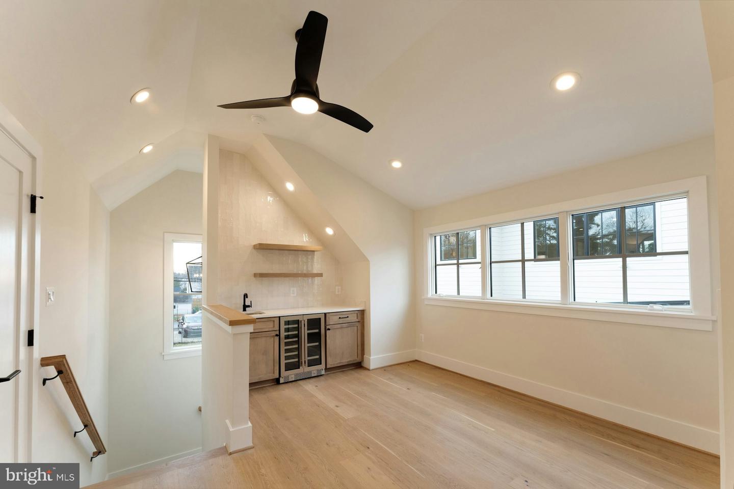 907 N HIGHLAND ST, ARLINGTON, Virginia 22201, 7 Bedrooms Bedrooms, ,6 BathroomsBathrooms,Residential,For sale,907 N HIGHLAND ST,VAAR2059272 MLS # VAAR2059272