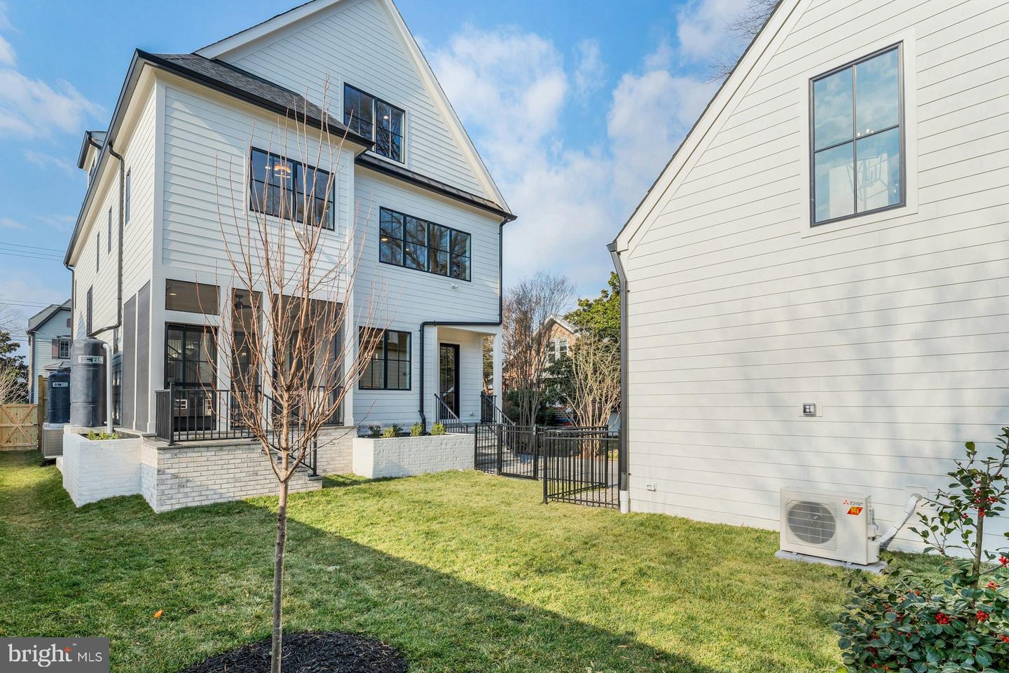 907 N HIGHLAND ST, ARLINGTON, Virginia 22201, 7 Bedrooms Bedrooms, ,6 BathroomsBathrooms,Residential,For sale,907 N HIGHLAND ST,VAAR2059272 MLS # VAAR2059272