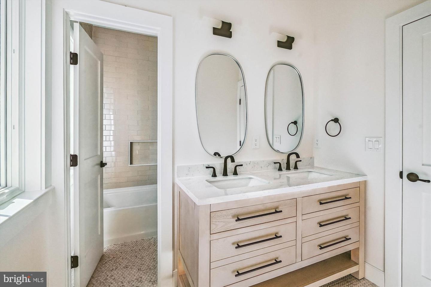 5041 25TH ST S, ARLINGTON, Virginia 22206, 4 Bedrooms Bedrooms, 7 Rooms Rooms,3 BathroomsBathrooms,Residential,For sale,5041 25TH ST S,VAAR2066502 MLS # VAAR2066502