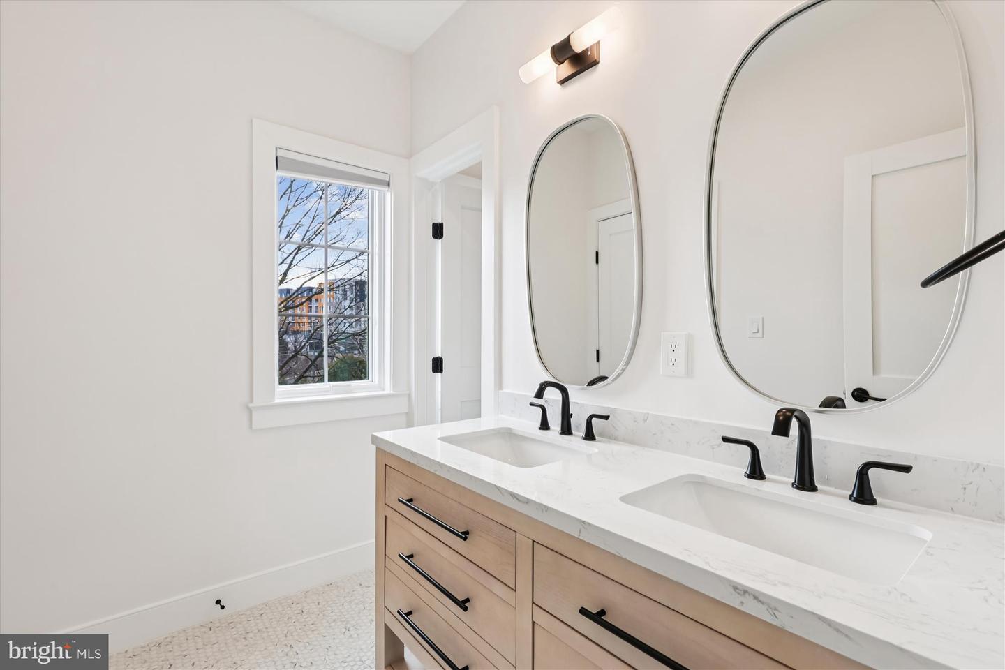 5041 25TH ST S, ARLINGTON, Virginia 22206, 4 Bedrooms Bedrooms, 7 Rooms Rooms,3 BathroomsBathrooms,Residential,For sale,5041 25TH ST S,VAAR2066502 MLS # VAAR2066502