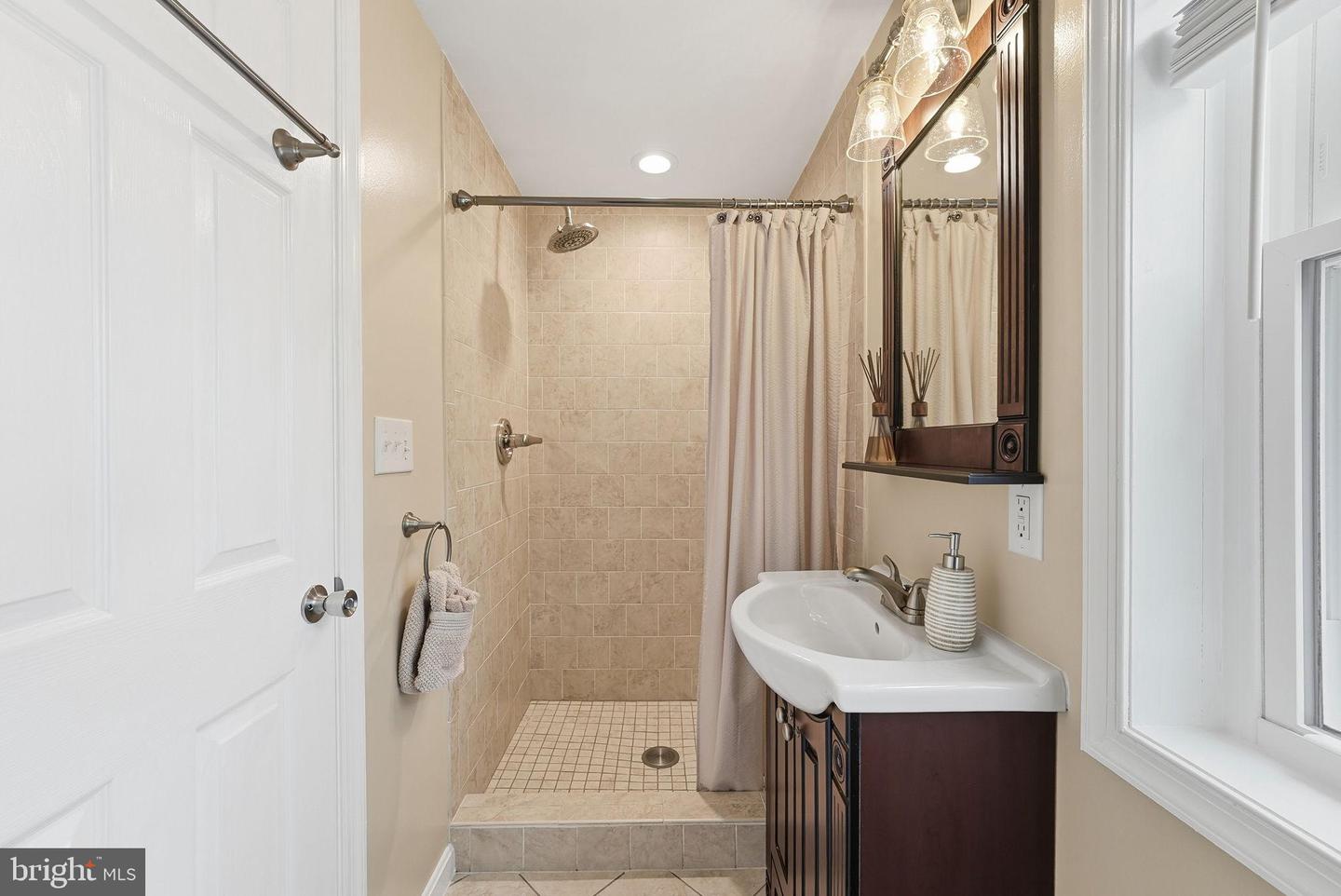 6803 DERRELL CT, ALEXANDRIA, Virginia 22307, 3 Bedrooms Bedrooms, 13 Rooms Rooms,2 BathroomsBathrooms,Residential,For sale,6803 DERRELL CT,VAFX2282060 MLS # VAFX2282060