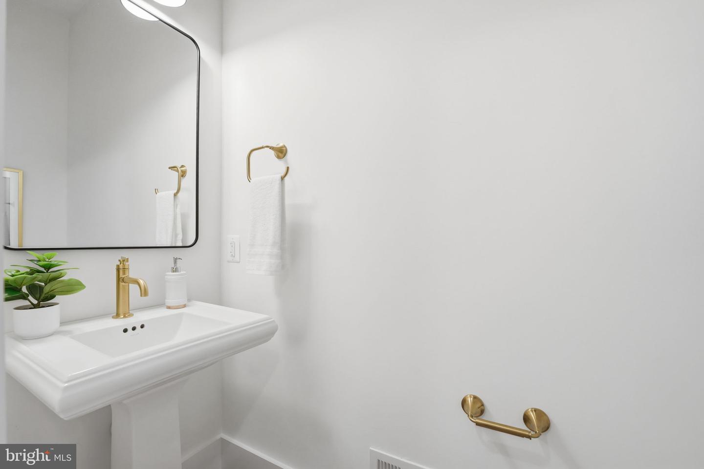 7228 ALLAN AVE, FALLS CHURCH, Virginia 22046, 6 Bedrooms Bedrooms, ,6 BathroomsBathrooms,Residential,For sale,7228 ALLAN AVE,VAFX2282986 MLS # VAFX2282986