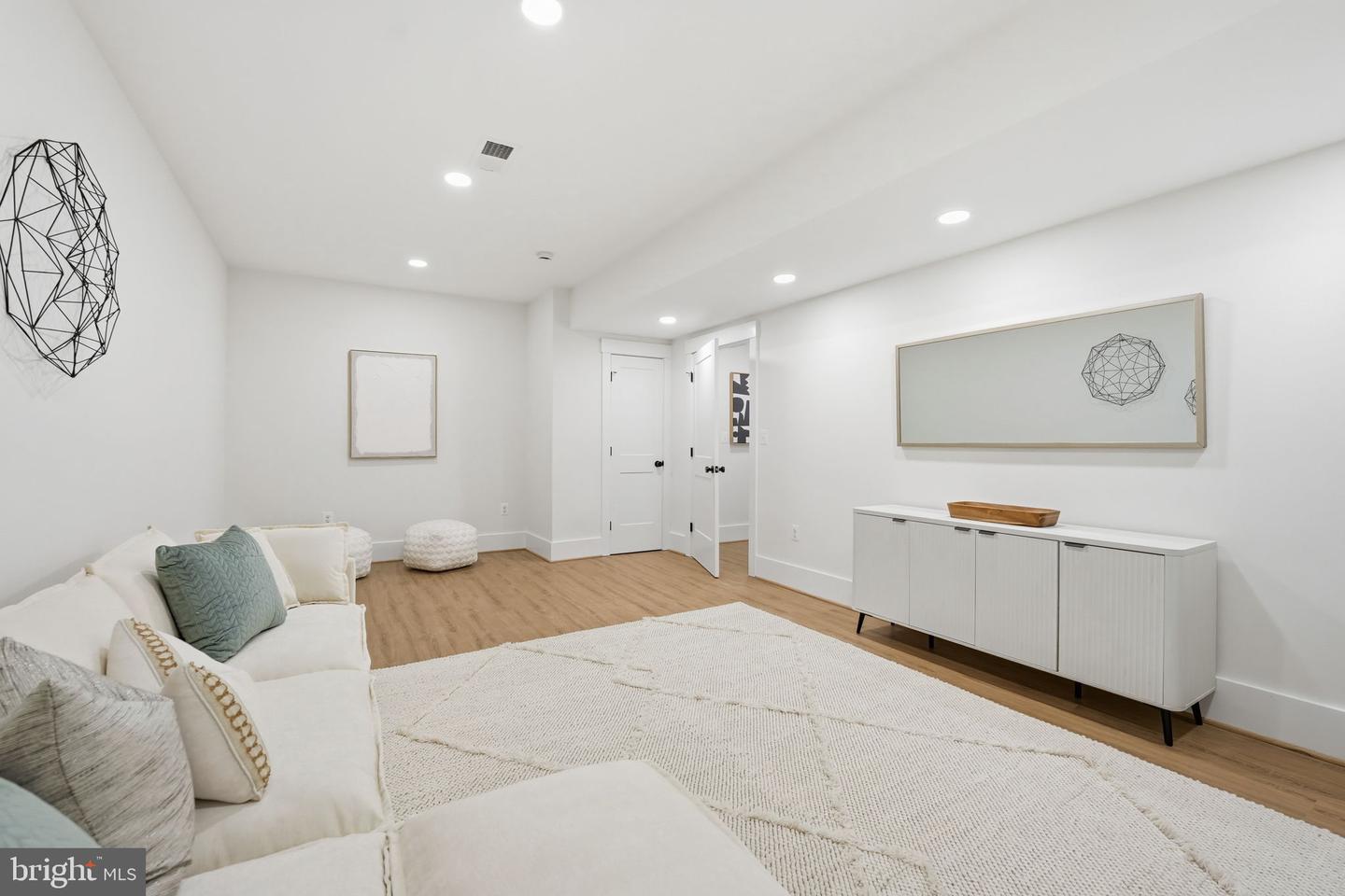 7228 ALLAN AVE, FALLS CHURCH, Virginia 22046, 6 Bedrooms Bedrooms, ,6 BathroomsBathrooms,Residential,For sale,7228 ALLAN AVE,VAFX2282986 MLS # VAFX2282986