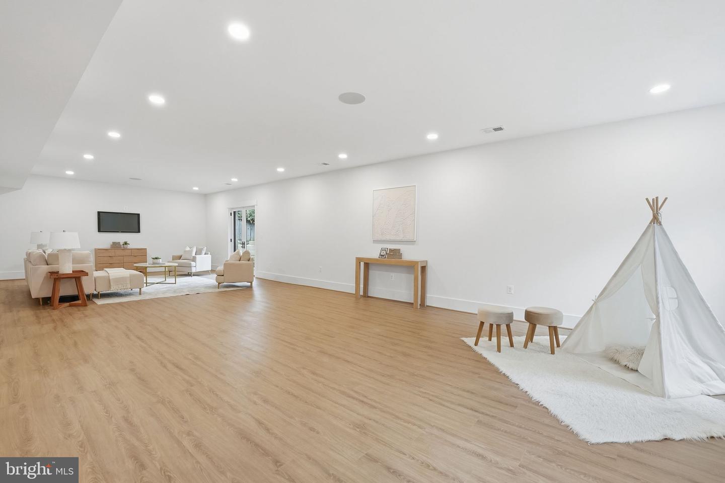 7228 ALLAN AVE, FALLS CHURCH, Virginia 22046, 6 Bedrooms Bedrooms, ,6 BathroomsBathrooms,Residential,For sale,7228 ALLAN AVE,VAFX2282986 MLS # VAFX2282986