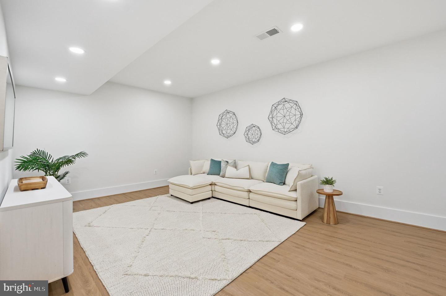 7228 ALLAN AVE, FALLS CHURCH, Virginia 22046, 6 Bedrooms Bedrooms, ,6 BathroomsBathrooms,Residential,For sale,7228 ALLAN AVE,VAFX2282986 MLS # VAFX2282986