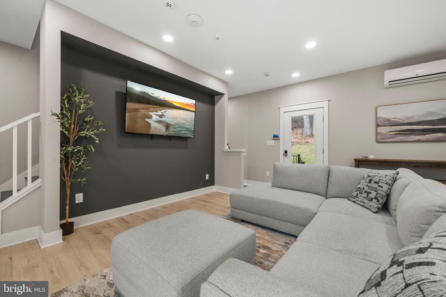 13537 HANGING ROCK LN, LOVETTSVILLE, Virginia 20180, 3 Bedrooms Bedrooms, 9 Rooms Rooms,2 BathroomsBathrooms,Residential,For sale,13537 HANGING ROCK LN,VALO2112918 MLS # VALO2112918