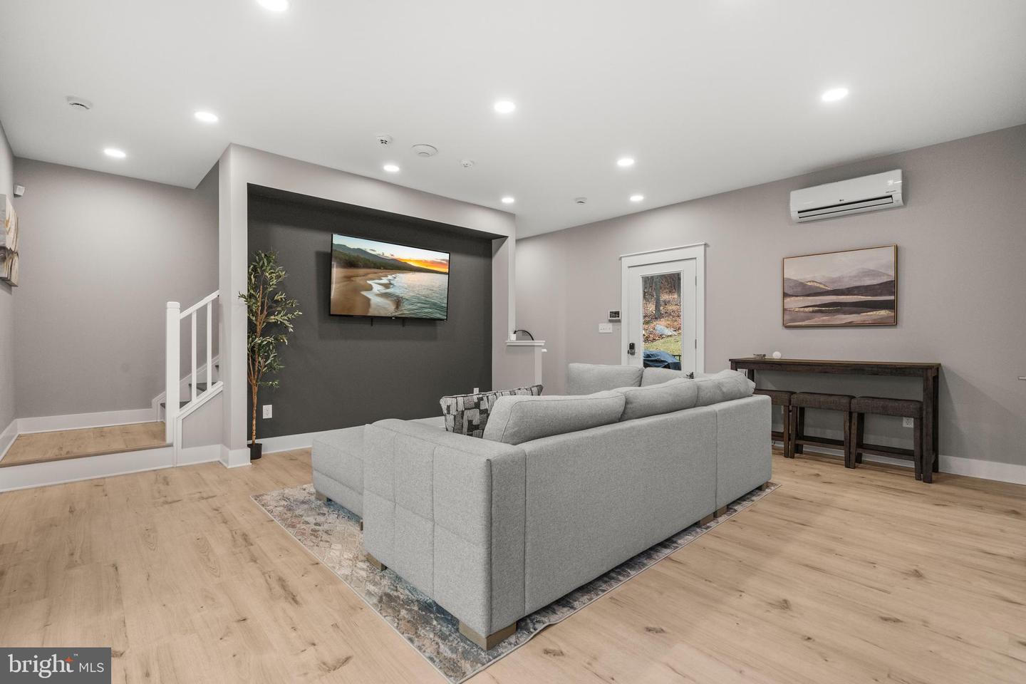 13537 HANGING ROCK LN, LOVETTSVILLE, Virginia 20180, 3 Bedrooms Bedrooms, 9 Rooms Rooms,2 BathroomsBathrooms,Residential,For sale,13537 HANGING ROCK LN,VALO2112918 MLS # VALO2112918