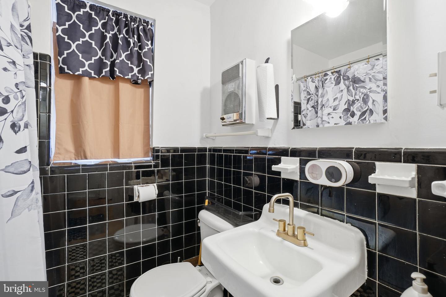 6610 10TH ST #A2, ALEXANDRIA, Virginia 22307, 2 Bedrooms Bedrooms, ,1 BathroomBathrooms,Residential,For sale,6610 10TH ST #A2,VAFX2284310 MLS # VAFX2284310