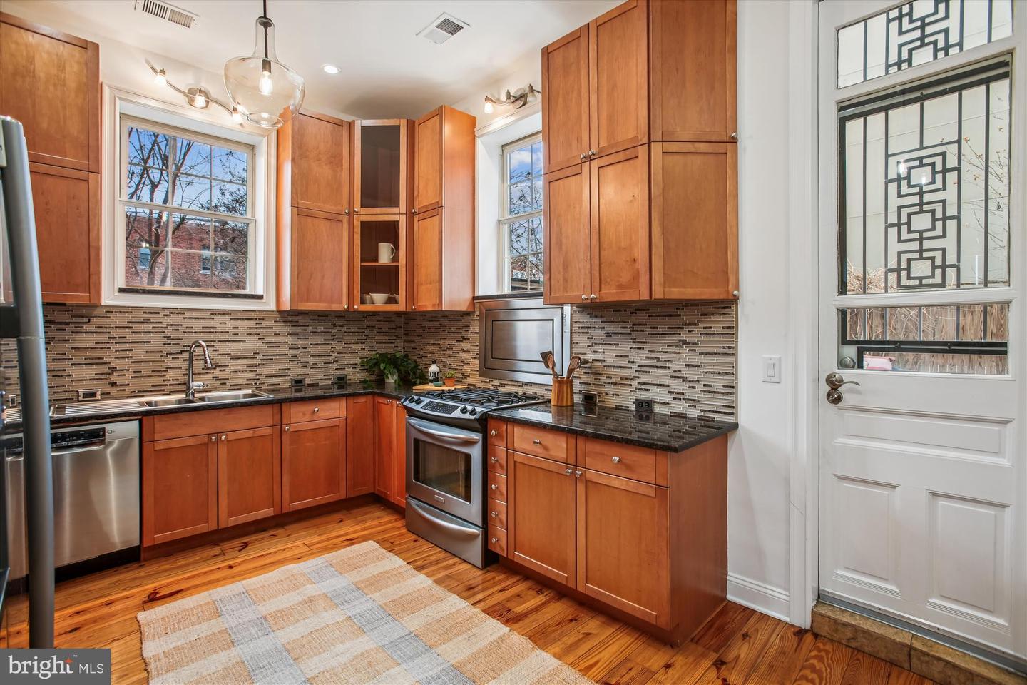 37 17TH ST SE, WASHINGTON, District Of Columbia 20003, 2 Bedrooms Bedrooms, 8 Rooms Rooms,2 BathroomsBathrooms,Residential,For sale,37 17TH ST SE,DCDC2240288 MLS # DCDC2240288
