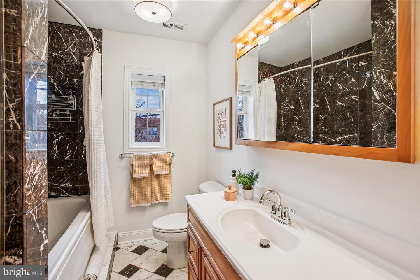 37 17TH ST SE, WASHINGTON, District Of Columbia 20003, 2 Bedrooms Bedrooms, 8 Rooms Rooms,2 BathroomsBathrooms,Residential,For sale,37 17TH ST SE,DCDC2240288 MLS # DCDC2240288