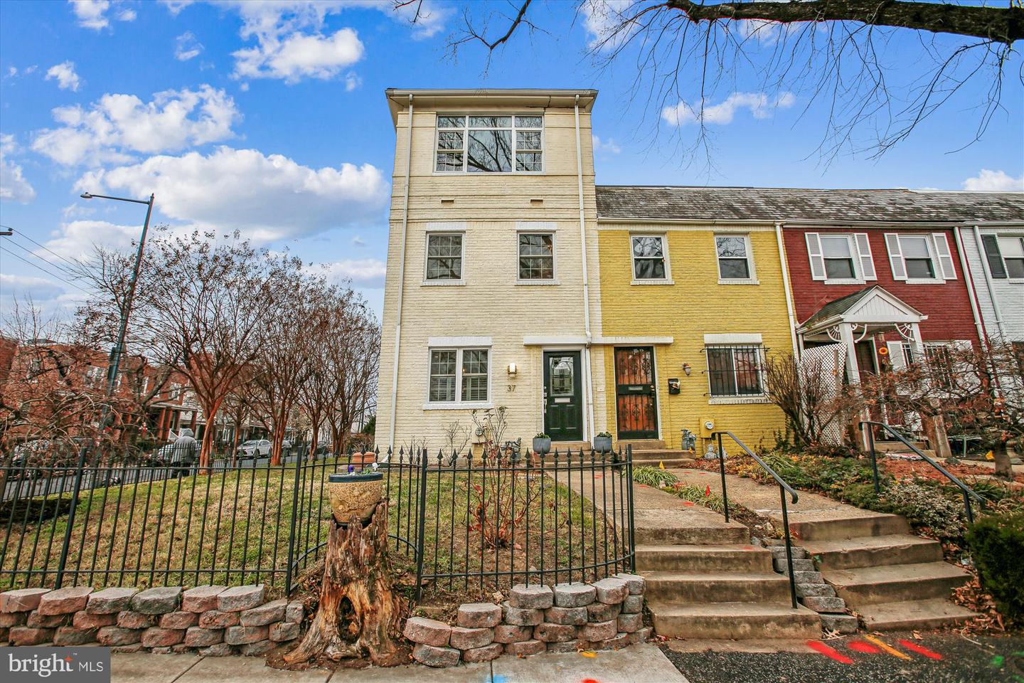 37 17TH ST SE, WASHINGTON, District Of Columbia 20003, 2 Bedrooms Bedrooms, 8 Rooms Rooms,2 BathroomsBathrooms,Residential,For sale,37 17TH ST SE,DCDC2240288 MLS # DCDC2240288