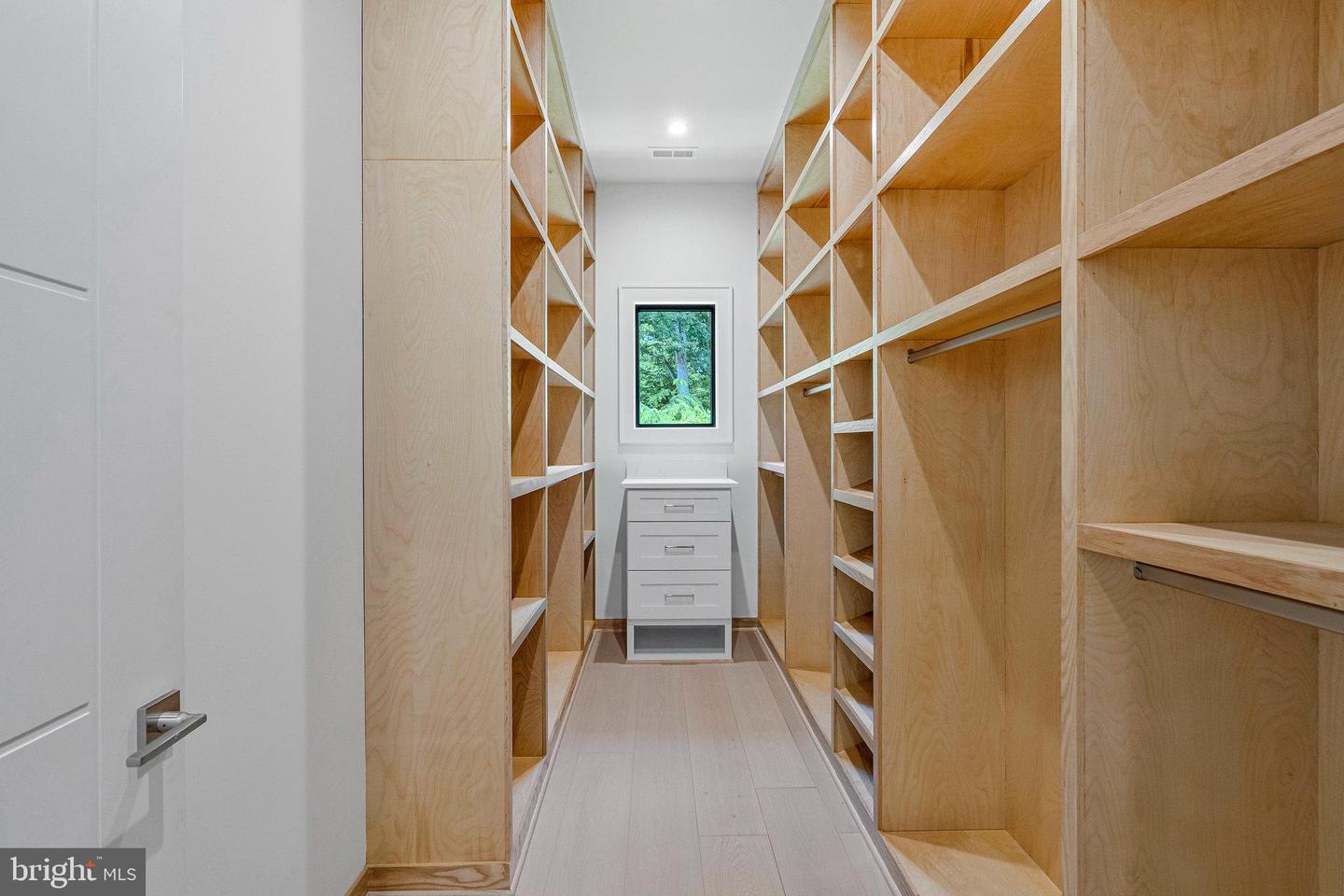 1434 WAGGAMAN CIR, MCLEAN, Virginia 22101, 6 Bedrooms Bedrooms, ,6 BathroomsBathrooms,Residential,For sale,1434 WAGGAMAN CIR,VAFX2284800 MLS # VAFX2284800