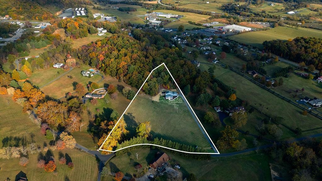 101 BROOKWOOD RD, STAUNTON, Virginia 24401, 4 Bedrooms Bedrooms, ,2 BathroomsBathrooms,Residential,101 BROOKWOOD RD,672310 MLS # 672310