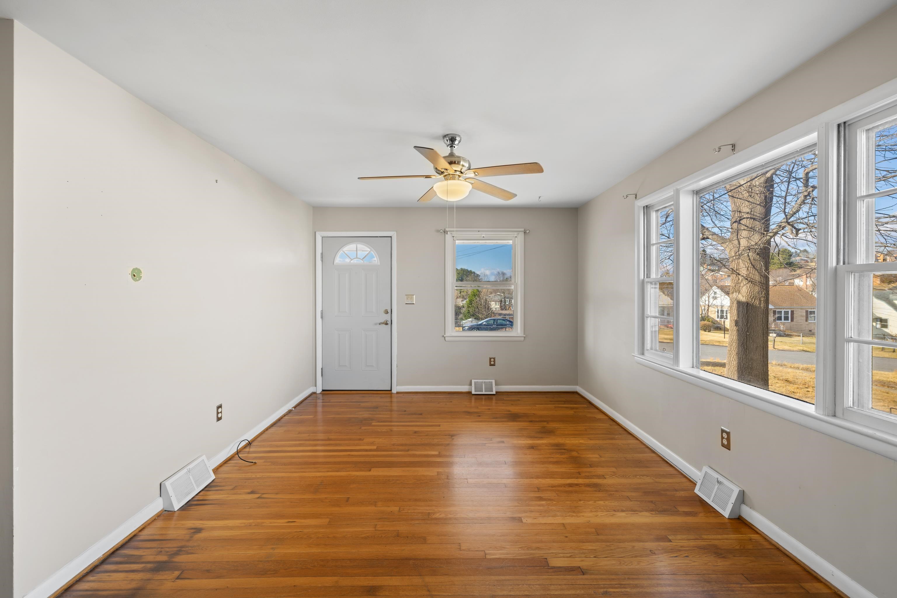 103 GEORGE ST, STAUNTON, Virginia 24401, 3 Bedrooms Bedrooms, ,1 BathroomBathrooms,Residential,103 GEORGE ST,672321 MLS # 672321 103 GEORGE ST, STAUNTON, Virginia 24401, 3 Bedrooms Bedrooms, ,1 BathroomBathrooms,Residential,103 GEORGE ST,672321 MLS # 672321