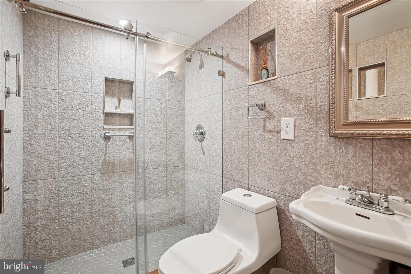 431 N ST SW, WASHINGTON, District Of Columbia 20024, 2 Bedrooms Bedrooms, 10 Rooms Rooms,3 BathroomsBathrooms,Residential,For sale,431 N ST SW,DCDC2234466 MLS # DCDC2234466