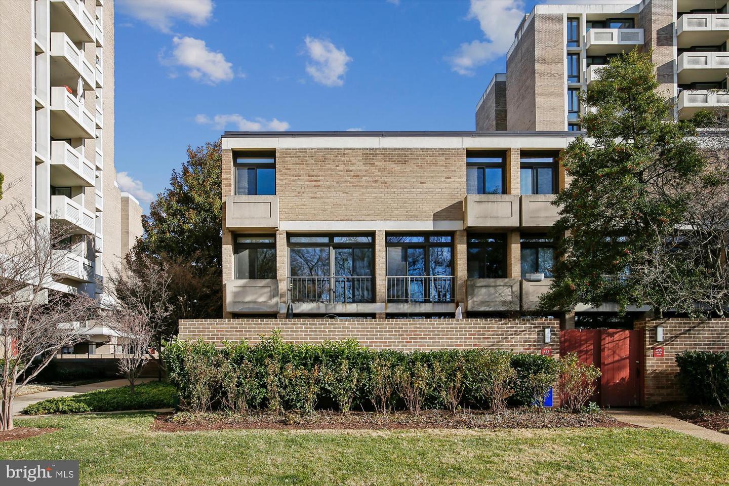 431 N ST SW, WASHINGTON, District Of Columbia 20024, 2 Bedrooms Bedrooms, 10 Rooms Rooms,3 BathroomsBathrooms,Residential,For sale,431 N ST SW,DCDC2234466 MLS # DCDC2234466