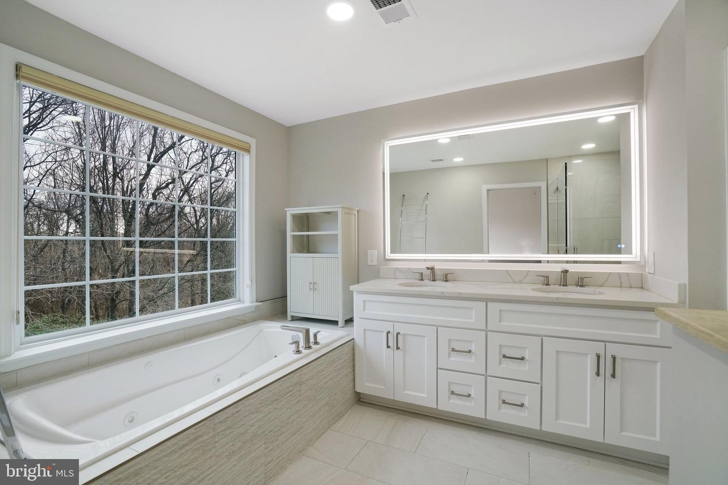 6142 MANCHESTER PARK CIR, ALEXANDRIA, Virginia 22310, 4 Bedrooms Bedrooms, ,3 BathroomsBathrooms,Residential,For sale,6142 MANCHESTER PARK CIR,VAFX2283698 MLS # VAFX2283698