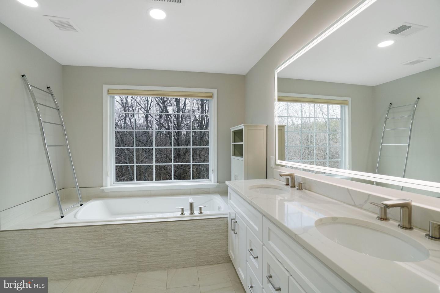 6142 MANCHESTER PARK CIR, ALEXANDRIA, Virginia 22310, 4 Bedrooms Bedrooms, ,3 BathroomsBathrooms,Residential,For sale,6142 MANCHESTER PARK CIR,VAFX2283698 MLS # VAFX2283698