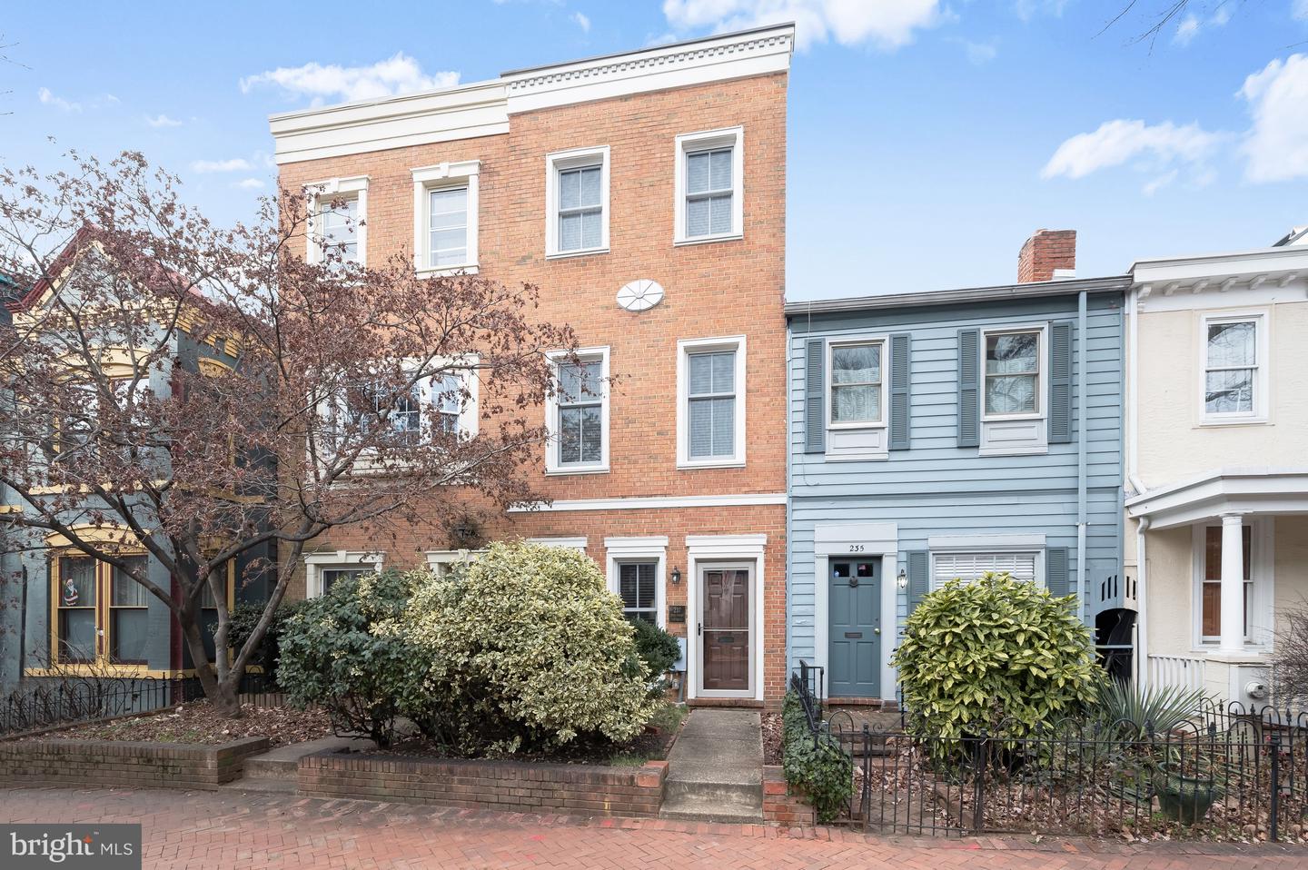 237 10TH ST SE, WASHINGTON, District Of Columbia 20003, 3 Bedrooms Bedrooms, ,2 BathroomsBathrooms,Residential,For sale,237 10TH ST SE,DCDC2240308 MLS # DCDC2240308