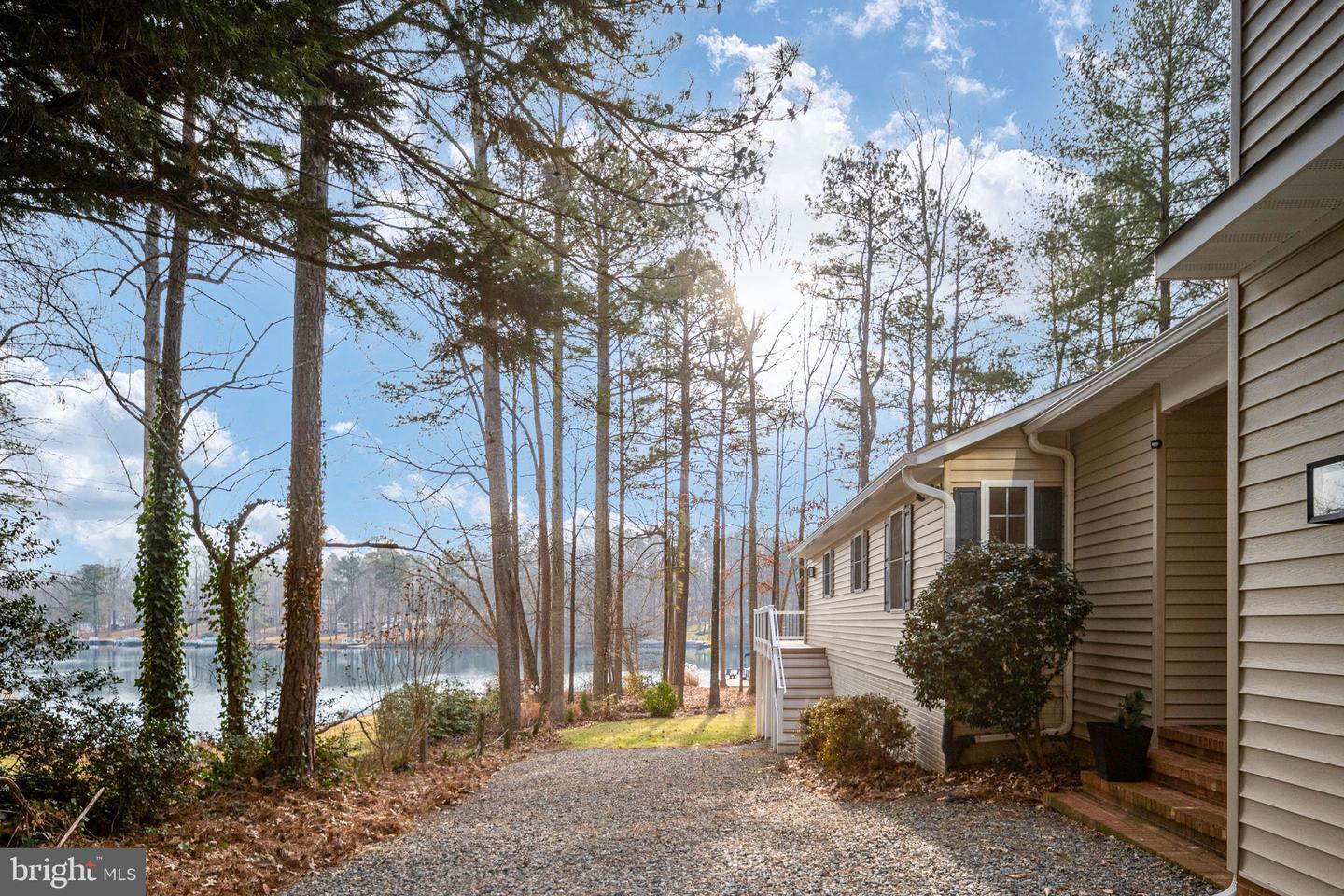 476 LAKE CAROLINE DR, RUTHER GLEN, Virginia 22546, 5 Bedrooms Bedrooms, 8 Rooms Rooms,4 BathroomsBathrooms,Residential,For sale,476 LAKE CAROLINE DR,VACV2009376 MLS # VACV2009376