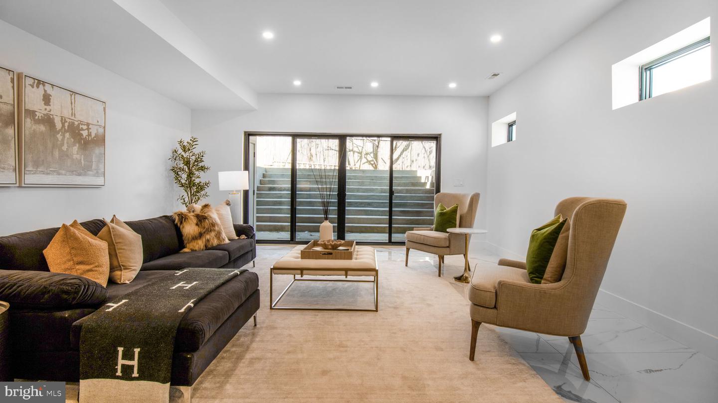 2025 N EMERSON ST, ARLINGTON, Virginia 22207, 5 Bedrooms Bedrooms, ,4 BathroomsBathrooms,Residential,For sale,2025 N EMERSON ST,VAAR2053724 MLS # VAAR2053724